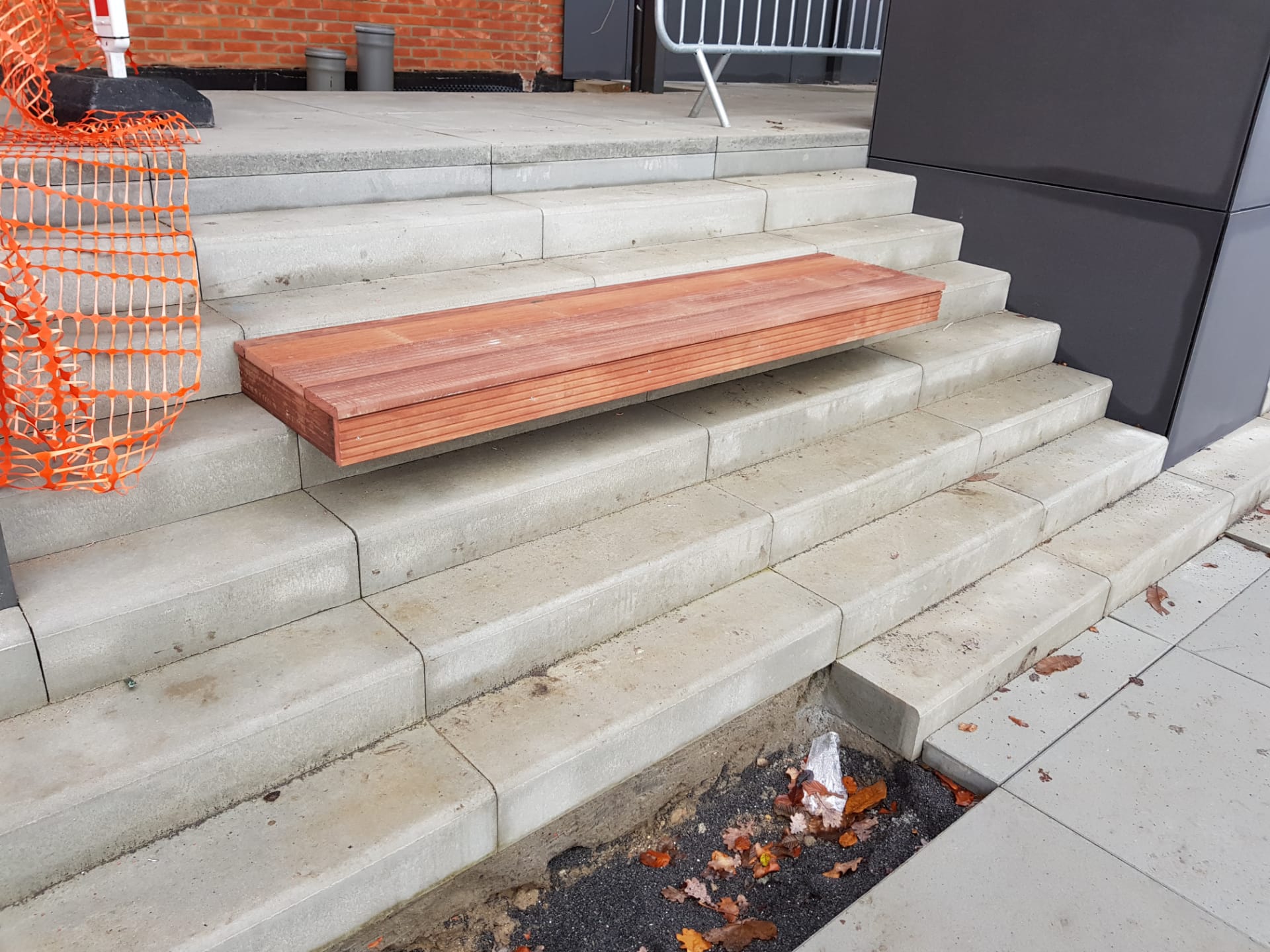 Binnendeuren, binnenramen, zitbanken en meubilair school Lummen - Vrago Interieur